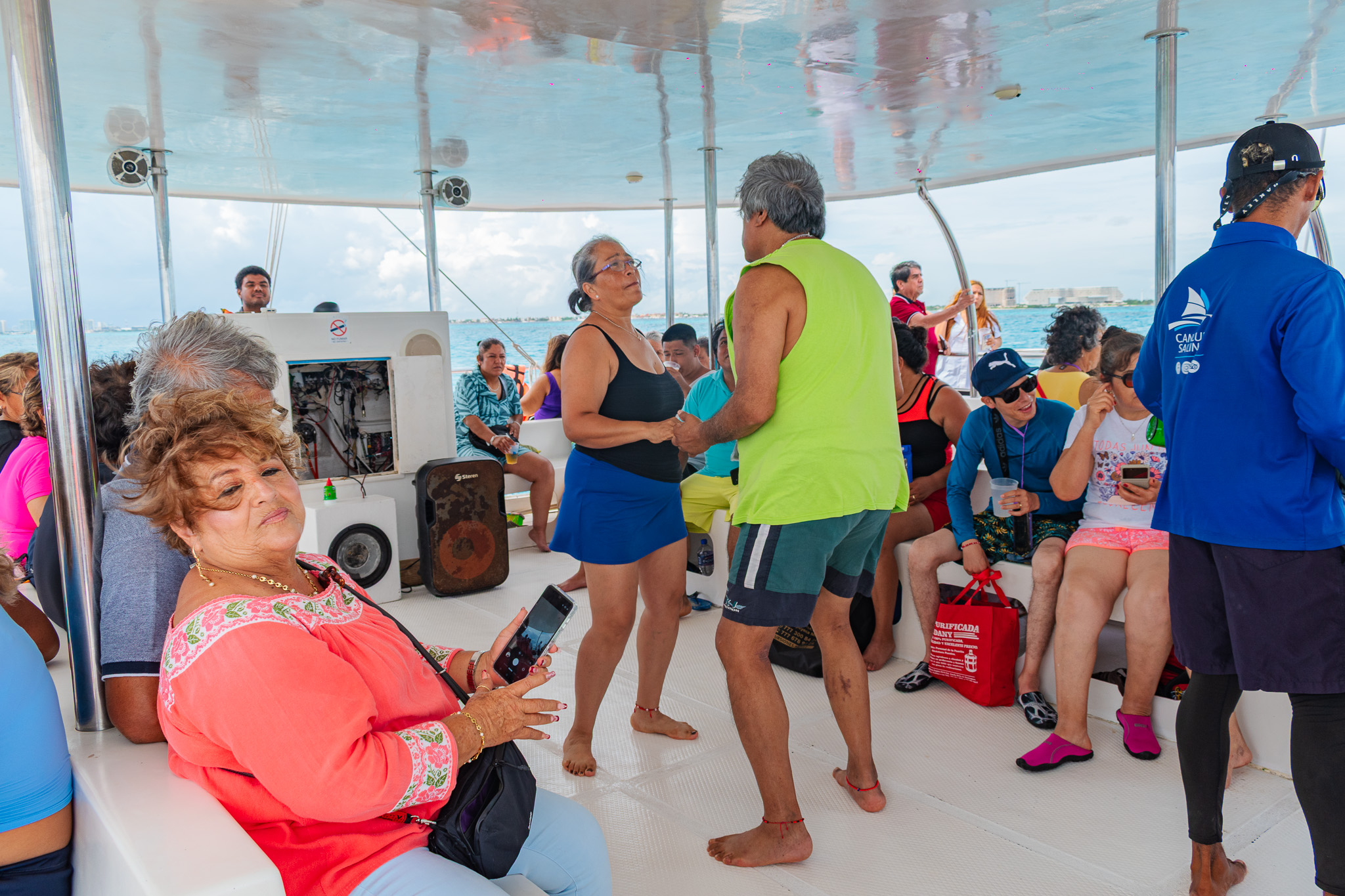 Paseo en catamarán con baile