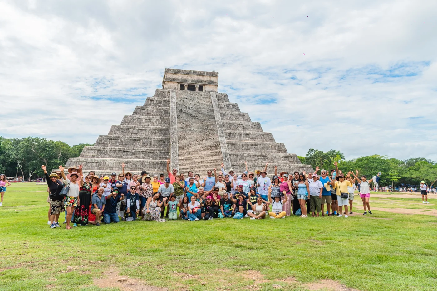 Grupo de viajeros frente a Chichén Itzá